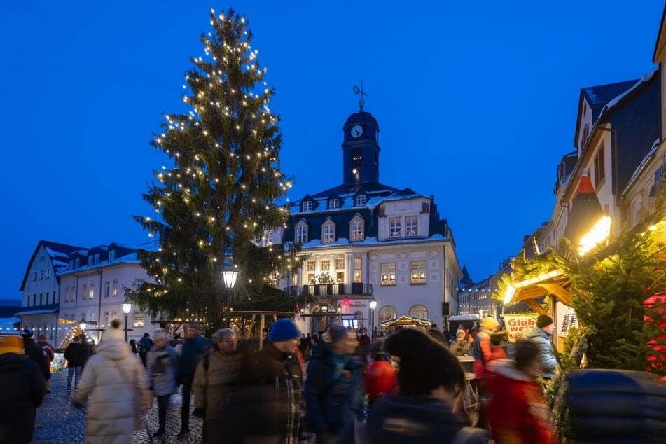 Der Weihnachtsmarkt in Schwarzenberg läuft noch bis Sonntag und am Samstag will die Antifa durch die Stadt ziehen.