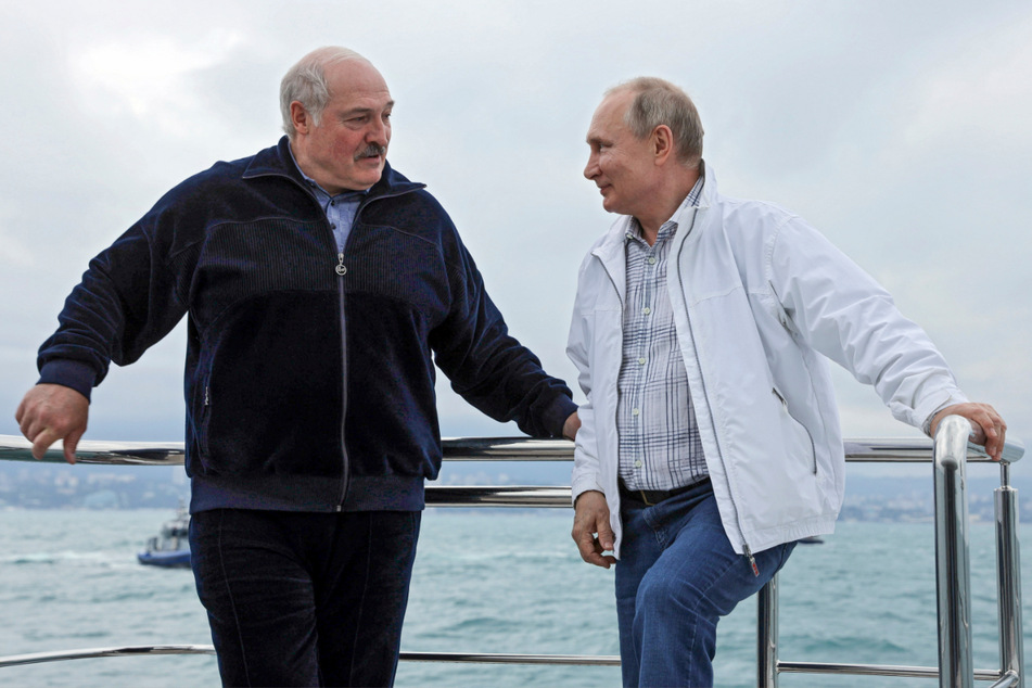Wladimir Putin, Präsident von Russland, und Alexander Lukaschenko, Präsident von Belarus, stehen auf einem Boot und unterhalten sich miteinander während eines Treffens in Sotschi am Schwarzen Meer.