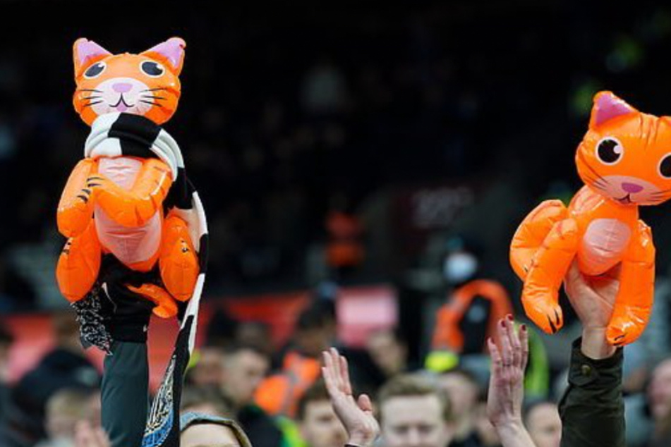 Die Zuschauer von Newcastle United zogen Kurt Zouma (27) mit aufblasbaren Katzen auf.