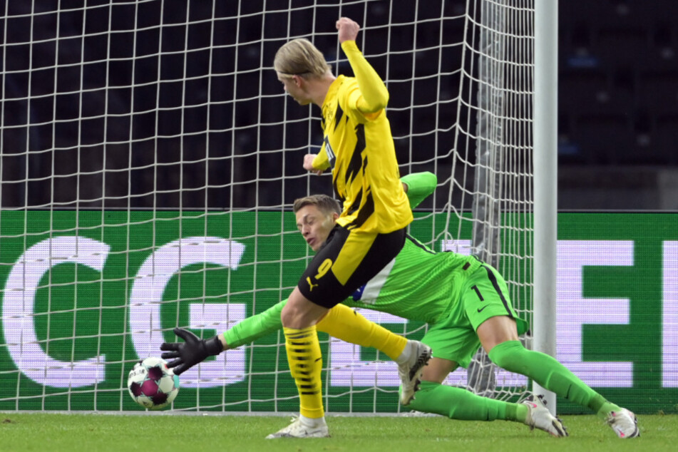 Erling Haaland turft gegen Alexander Schwolow zum 3:1. Ein lupenreiner Hattrick.