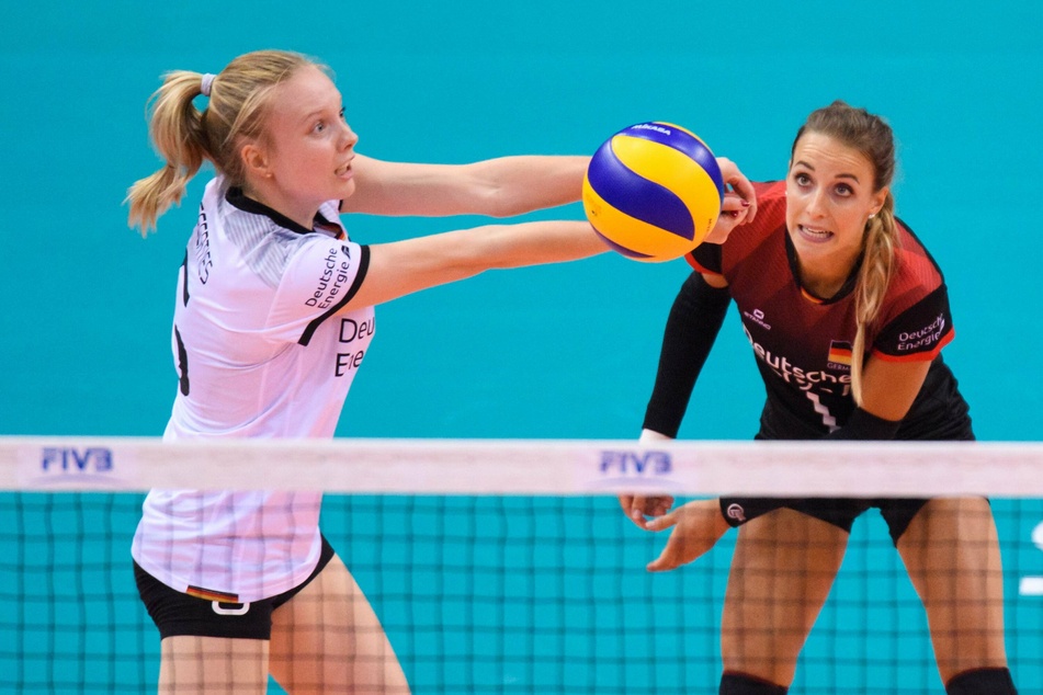 Jennifer Geerties (links) mit DSC-Libera Lenka Dürr in der Nationalmannschaft am Ball.