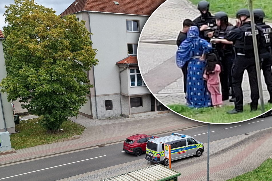 Mann auf offener Straße mit Waffe unterwegs? Schockierte Passanten rufen Polizei