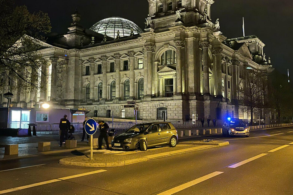Polizisten sichern die Unfallstelle vor dem Reichstag in Berlin-Mitte.
