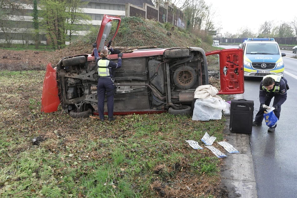 Die Polizei sicherte den Unfallort und untersuchte den verunfallten Wagen.