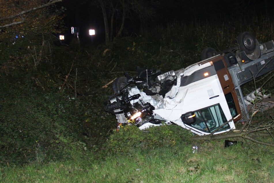 Lkw kommt von Fahrbahn ab und überschlägt sich - war der Alkohol schuld?