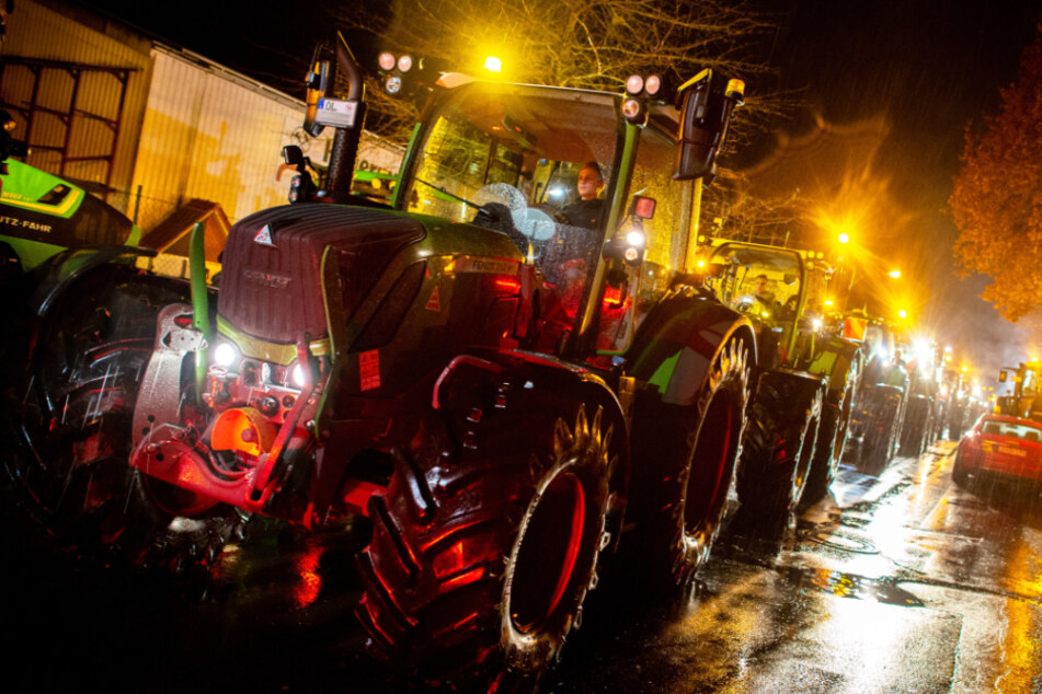 Zahlreiche Landwirte blockieren mit ihren Traktoren die Zufahrt zum Zentrallager von Aldi in Hesel.