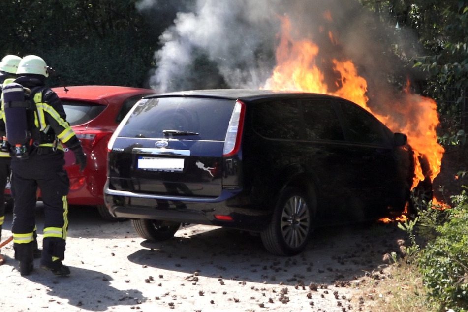 Aufgrund der großen Hitze-Entwicklung konnte jedoch nicht verhindert werden, dass ein daneben abgestelltes Auto ebenfalls in Mitleidenschaft gezogen wurde.