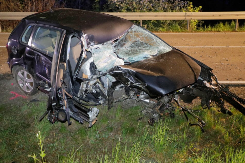 Bundesstraße gesperrt! VW kracht in Baum, Fahrer schwer verletzt