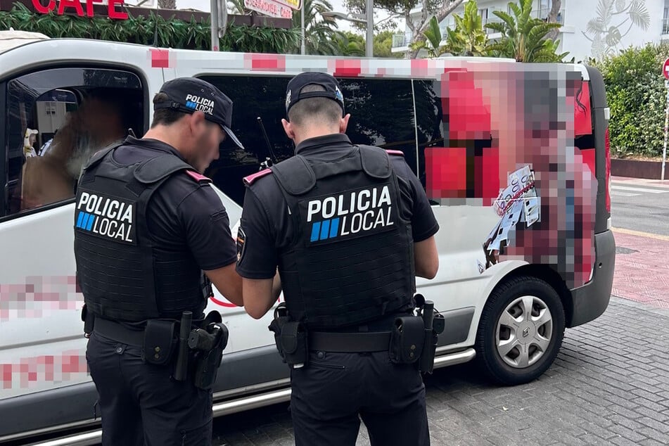 Die Motive auf dem Wagen verstoßen laut Polizei gegen das Tourismusgesetz.