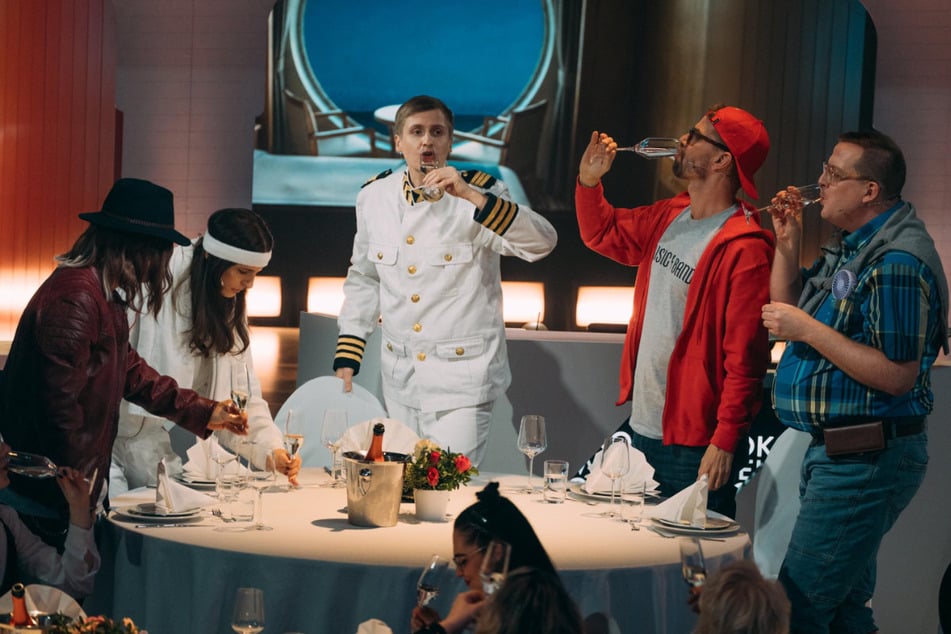 Zeigte, wie gut Roast-Kultur funktionieren kann: Show-Chef Reiners (M.) hielt ein ganz besonderes Kapitäns-Dinner.