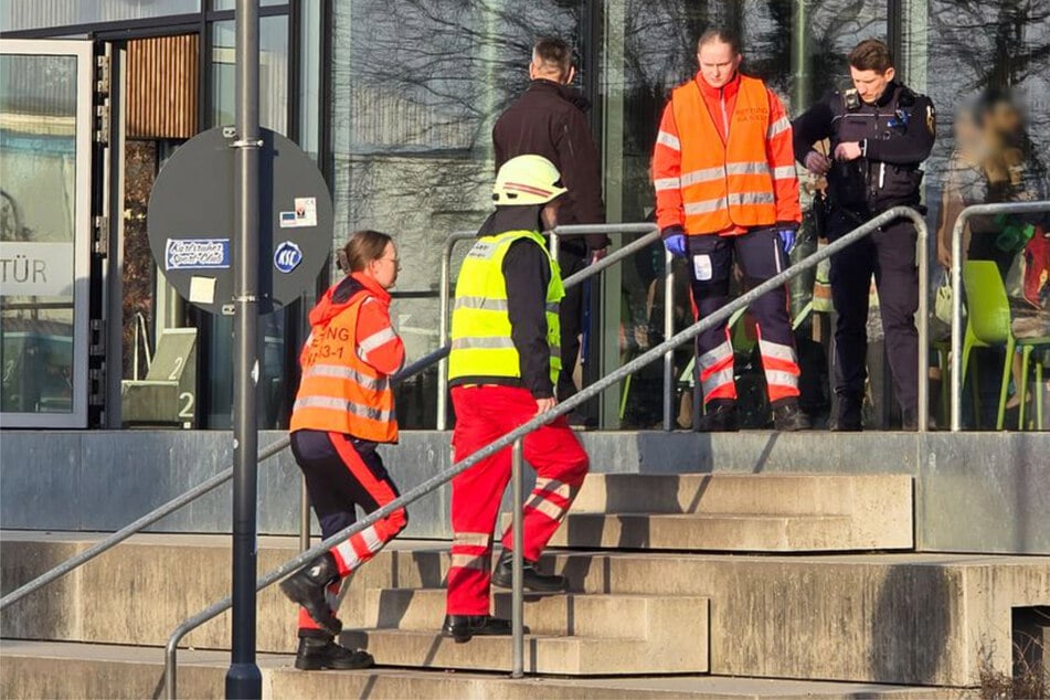 Chlorgasaustritt in Schwimmbad: 100 Gäste betroffen, mehrere Verletzte