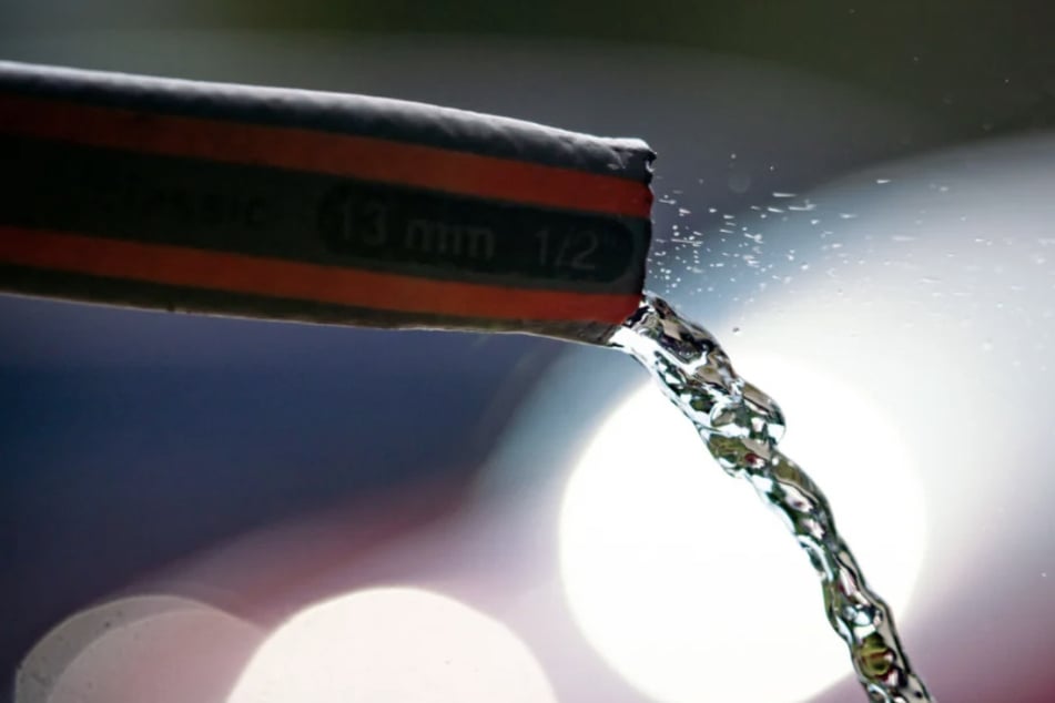 Durch die andauernde Hitze hatte sich das Wasser im Gartenschlauch aufgeheizt. (Symbolfoto)