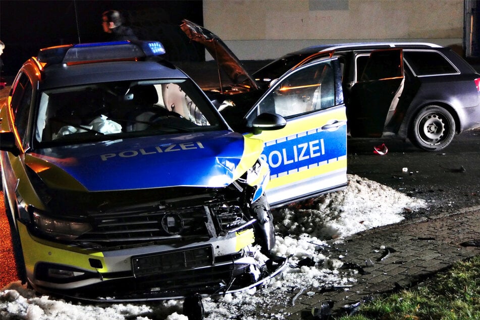 Zwei Polizeibeamte saßen zum Unfallzeitpunkt in dem Streifenwagen.