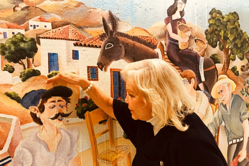 "Der sieht aus wie mein Mann": Dorit Gäbler an einem Wandrelief in einem ihrer Hotels auf Kreta.
