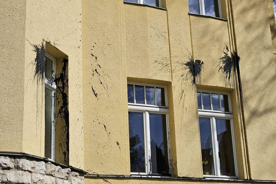 Sie warfen Glasflaschen an die Wand, die mit schwarzer Farbe gefüllt waren.