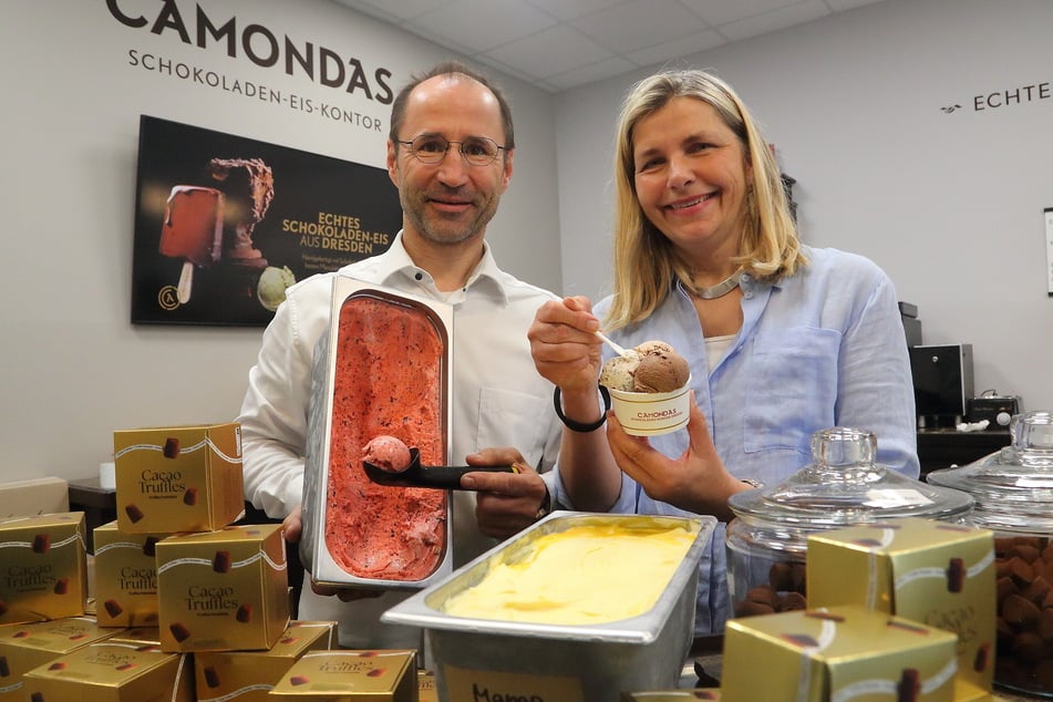 Ivo (51) und Kerstin Schaffer (51) laden zum Eisschlecken auf die Bautzner Straße ein.