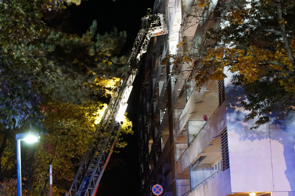 Die Feuerwehr bei den Löscharbeiten des Brandes am Montagabend.