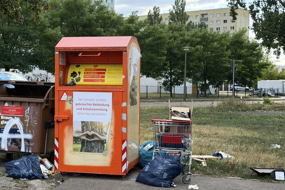Auch an der Bernhard-Kellermann-Straße wurde illegal Müll abgestellt. (Foto vom 7. August)