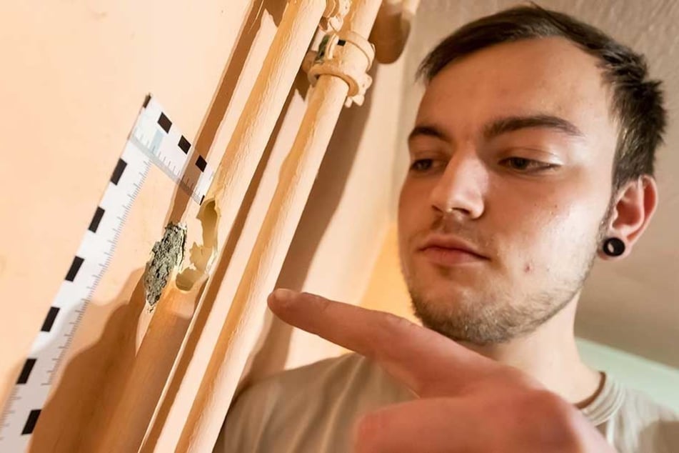 Hier traf eine Kugel das Wasserrohr: Das Zimmer von Fabian Haustein (20) stand unter Wasser.