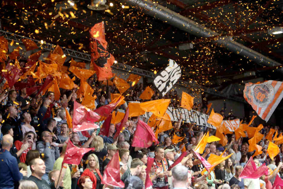 Erstmals bestreiten die Niners ab der kommenden Saison alle Spiele in der Messe Chemnitz. Dort finden bis zu 5200 Zuschauer Platz.