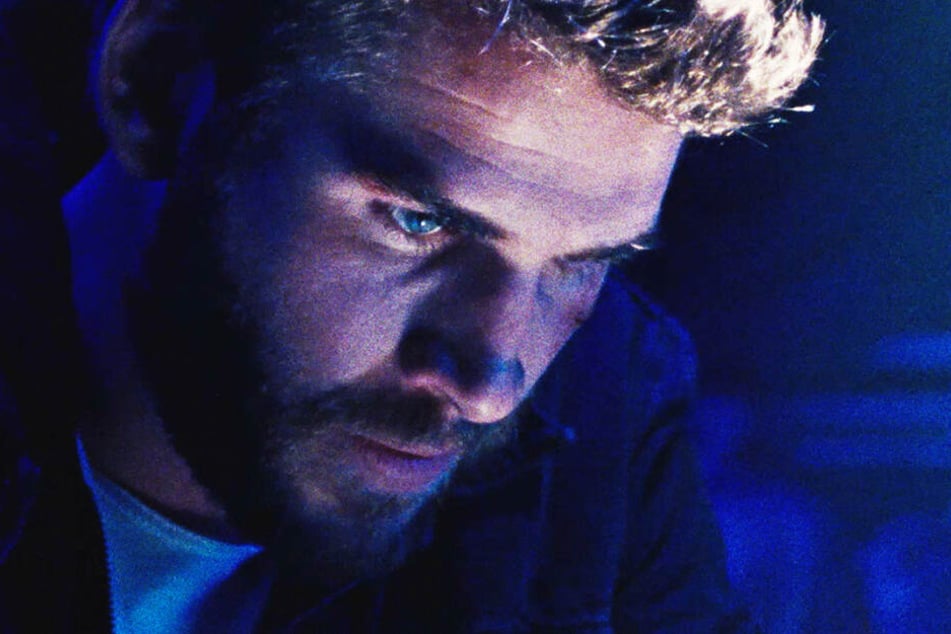 Moe Diamond (Liam Hemsworth) bekommt es mit korrupten Cops zu tun.