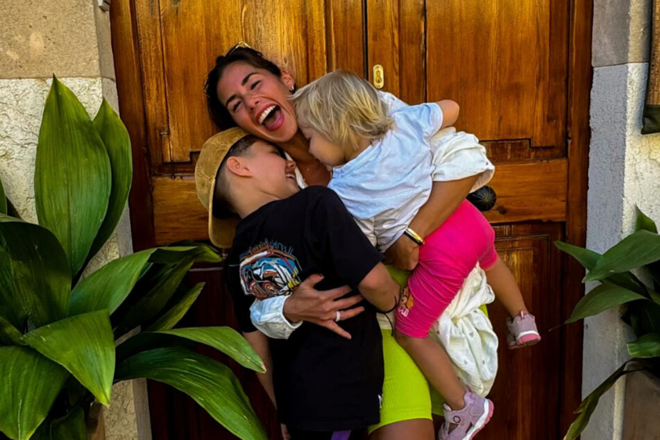 Sarah Engels (31) mit ihren beiden Kindern Alessio (8) und Solea (2).