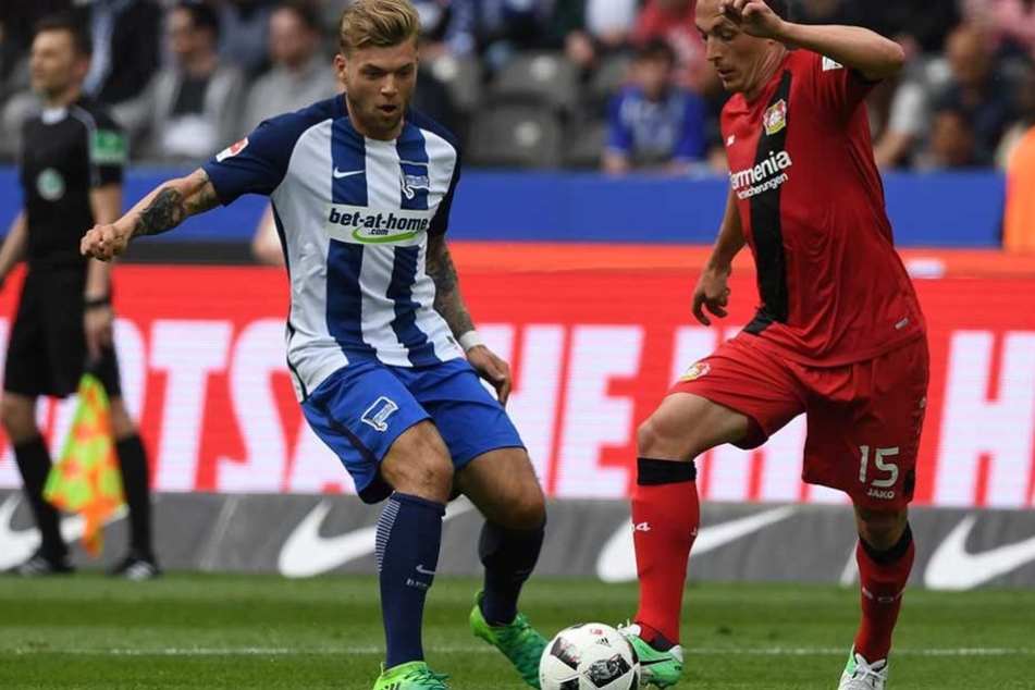 Alexander Esswein im Doll mit dem Leverkusener Alexander Baumgartlinger (re.). Am letzten Spieltag der Vorsaison gewannen die Rheinländer mit 6:2 im Olympiastadion.