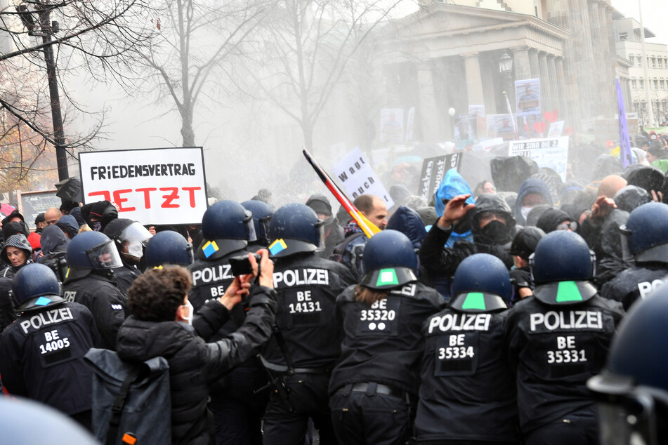 Die Polizei hat mit dem Einsatz von Wasserwerfern begonnen.