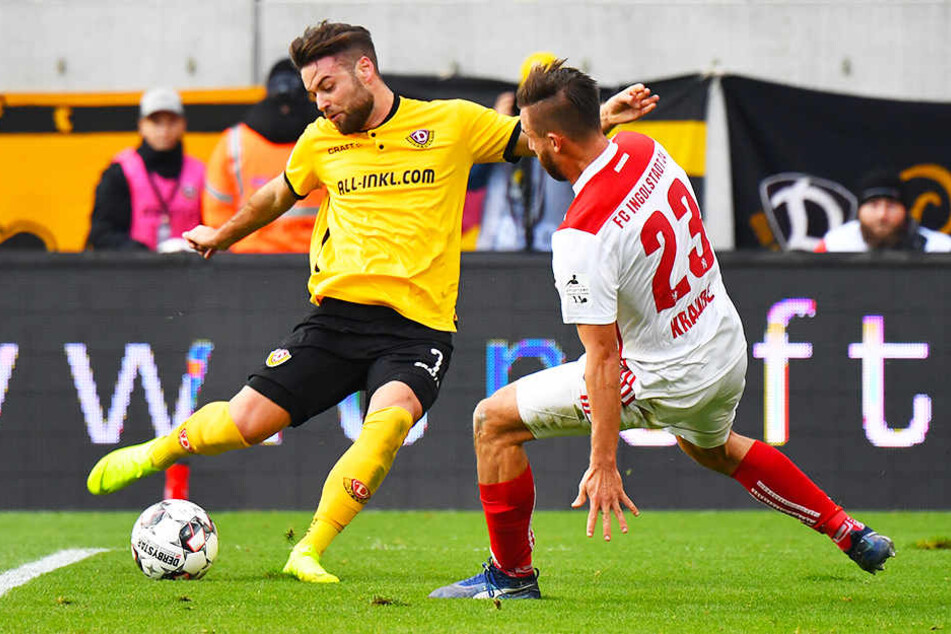 Niklas Kreuzer im Duell mit Ingolstadts Robin Krauße.