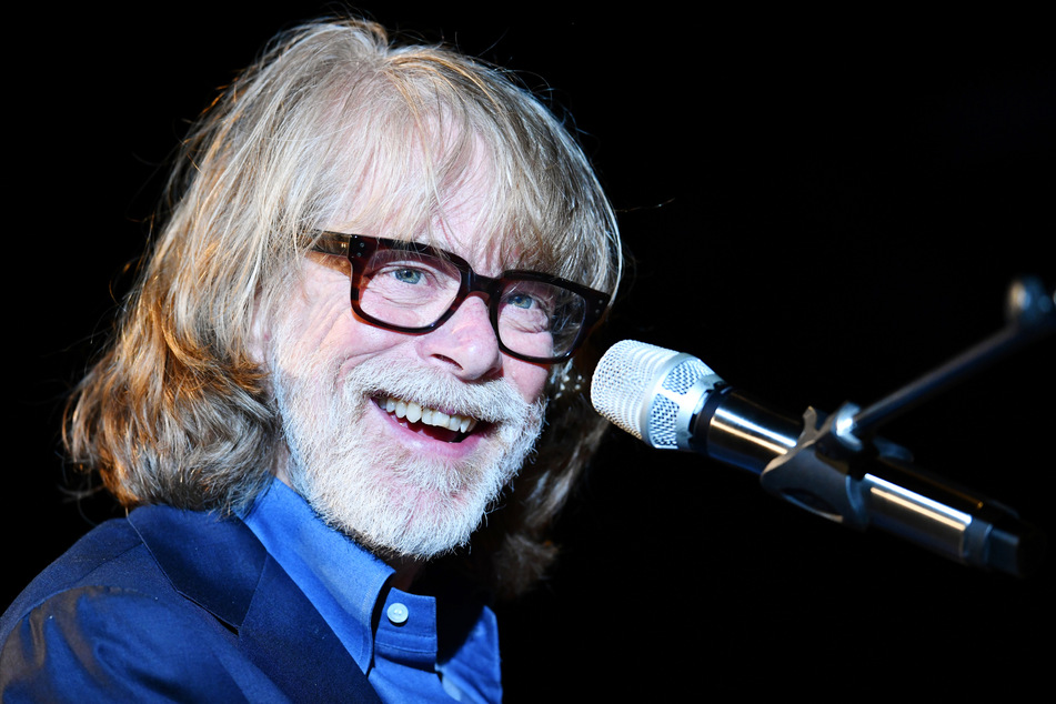 Helge Schneider, Komiker und Musiker, lacht auf der Bühne.
