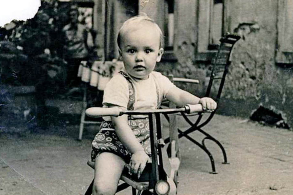 Auf dem Dreirad unterwegs. Klein Roger 1968 in Großenhain.