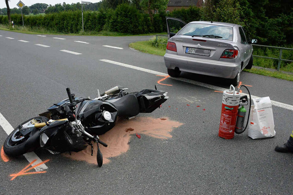 Die 22-Jährige wollte in eine Hofeinfahrt abbiegen und übersah den Motorradfahrer.