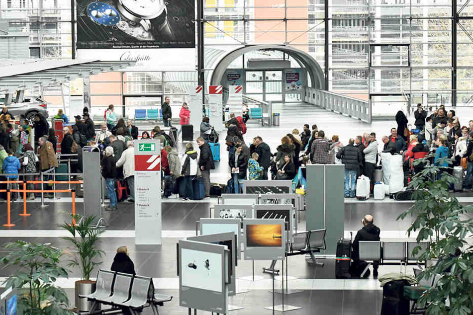 Check-in am Dresdner Flughafen: Die Reisenden waren gestern schon in Urlaubslaune.