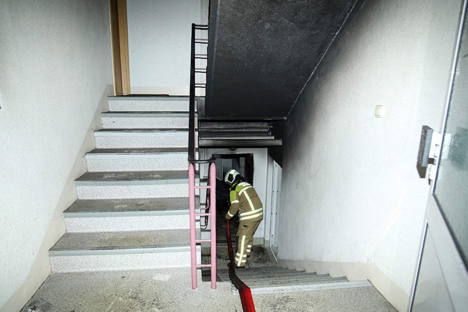 Die Feuerwehr rückte um kurz nach Mitternacht an. Wenige Stunden später brannte es erneut im Keller.