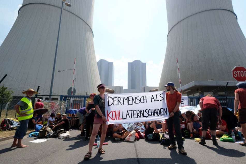 Vor dem Kraftwerk Lippendorf versperrten die Aktivisten im August 2018 mit einer Sitzblockade die Zufahrt.