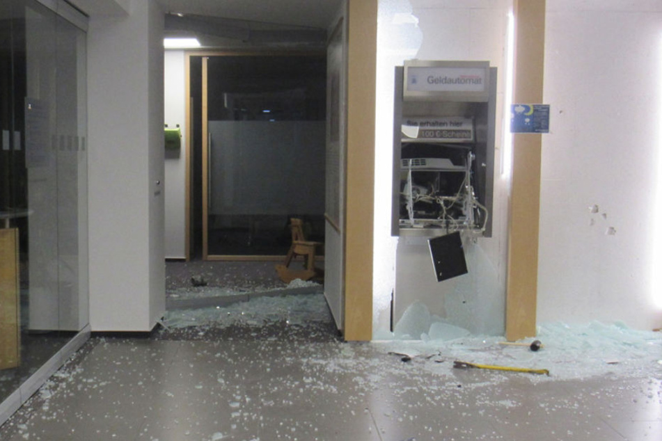 Die Bankfiliale wurde stark beschädigt.