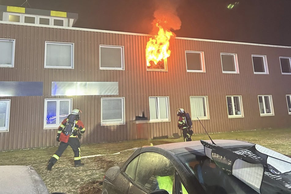 In einem Zimmer eines Geschäftsgebäudes am Rotenburger Flugplatz schlugen Flammen aus dem Fenster.