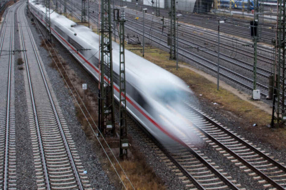Mittels Rettungsleitern musste ein ICE am Haltepunkt Zörnigall geräumt werden. (Symbolbild)