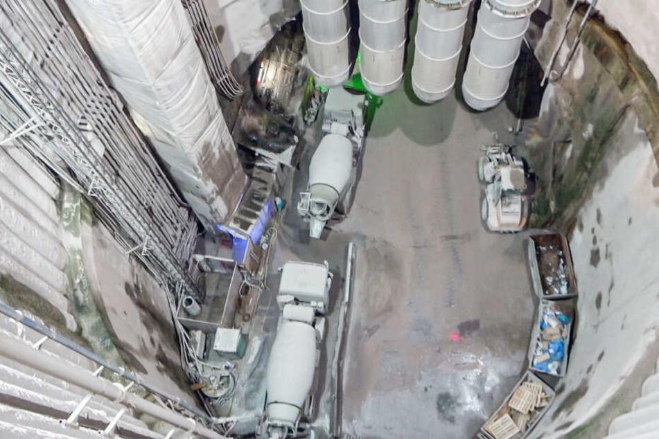 Der Einsatz sei langwierig gewesen, weil die Rettungskräfte rund 700 Meter in den Tunnel hinein mussten.