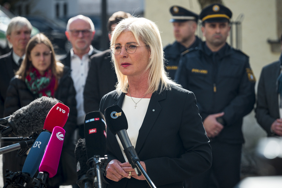 Familienministerin Ulrike Scharf (55, CSU) informierte sich in Wunsiedel über die Lage im Kinderheim.
