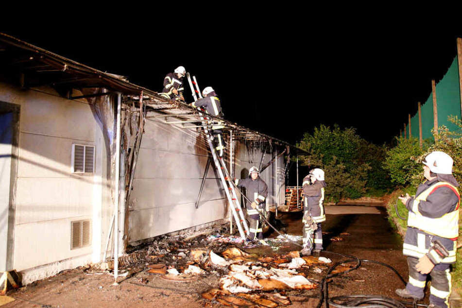 Die Flammen vernichteten das Vordach der Lagerhalle.