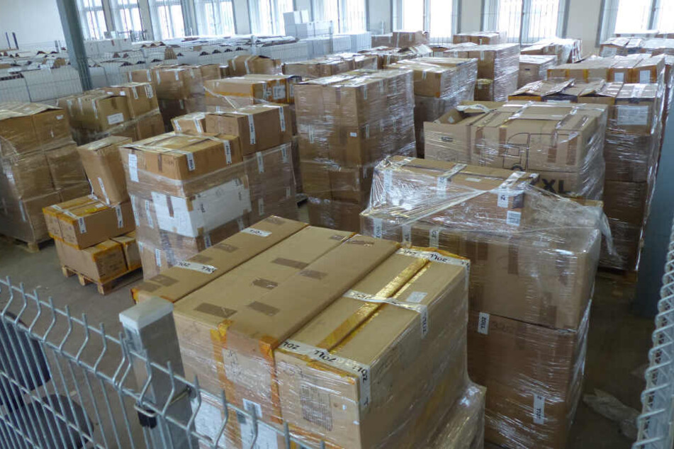Das THW musste helfen, die gefälschten Markenklamotten in Umzugskisten zu packen.