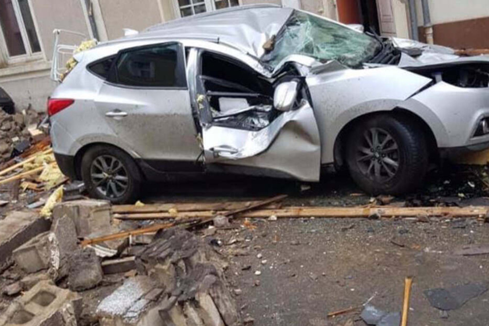 Bilder wie aus einem Film. Dieses Auto hat dieses Unwetter nicht überlebt.