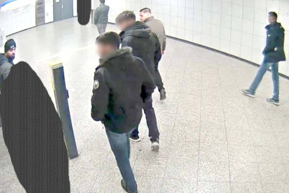 Insgesamt sechs Männer sollen zwei 16 Jahre alte Mädchen am 18. März 2018 in den Rudolph-Wilde-Park in Schönefeld geführt haben.