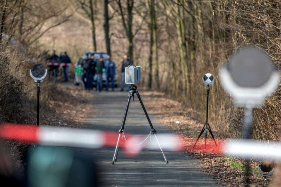 Spurensicherer der Polizei arbeiten an einer Böschung: Eine Spaziergängerin hatte dort eine Leiche gefunden.