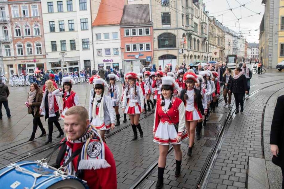 Die Narren auf dem Weg zum Rathaus.