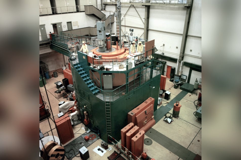 Im Februar 1990 wurde der Forschungsreaktor des Zentralinstitutes für Kernforschung Rossendorf bei Dresden nach dreijährigem Umbau wieder hochgefahren. Der Reaktor arbeitet seit 1957 für die Forschung und zur Produktion von radioaktiven Nukliden. 1991 wurde der Reaktor endgültig abgeschaltet.