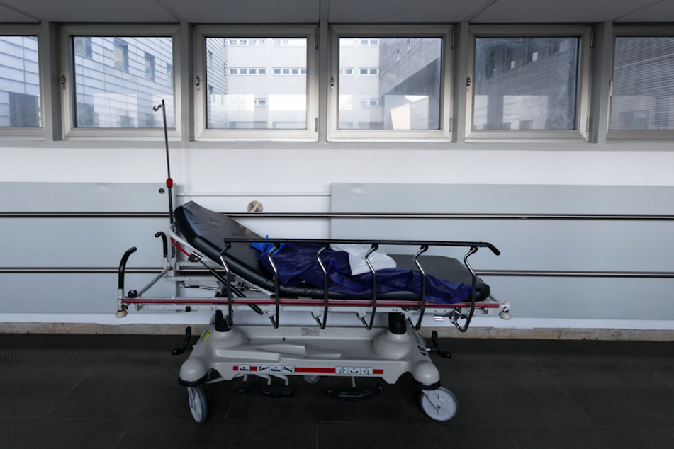 Eine Patienten-Transportliege steht in einem Krankenhaus auf dem Gang. (Symbolbild)