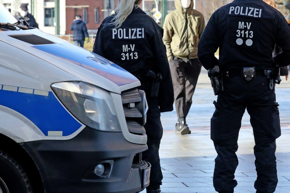Die Polizei ermittelt wegen Hakenkreuz-Schmierereien in Rostock. (Symbolbild)