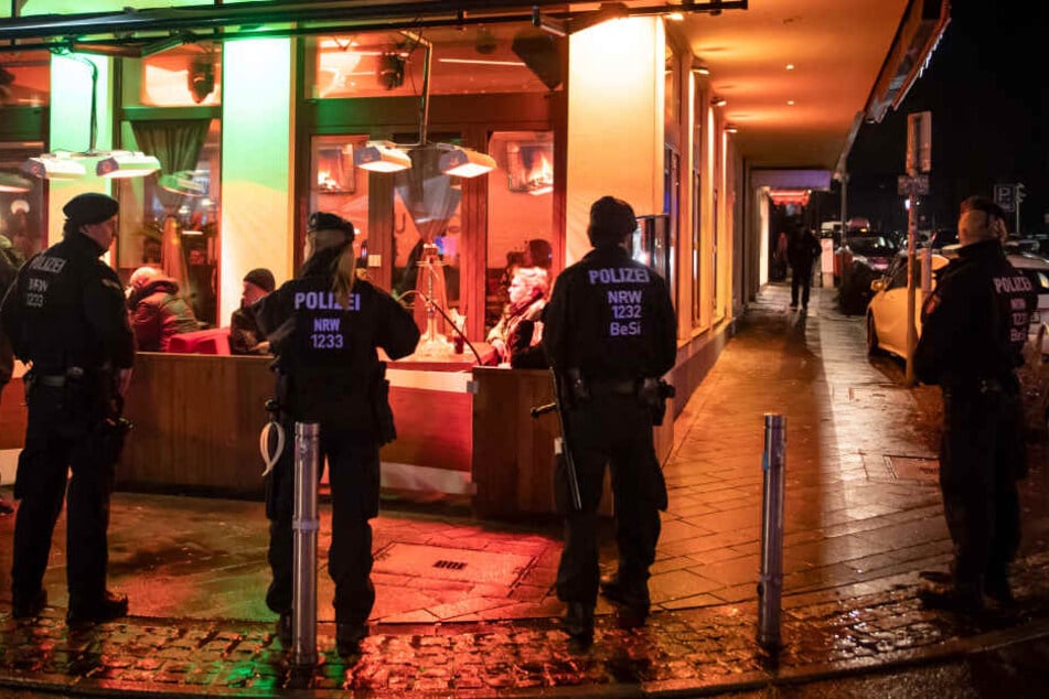 Polizisten sichern während einer Razzia von Zoll und Polizei eine Shisha-Bar.